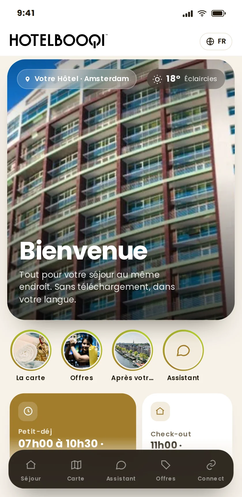 HotelBooqi avec le guide numérique sur un téléphone